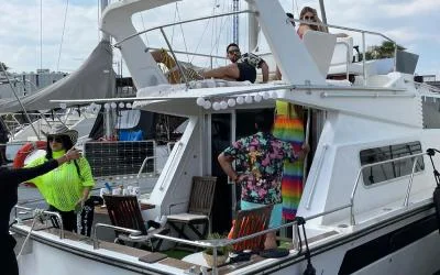 Fiestas barco amarrado Bcn